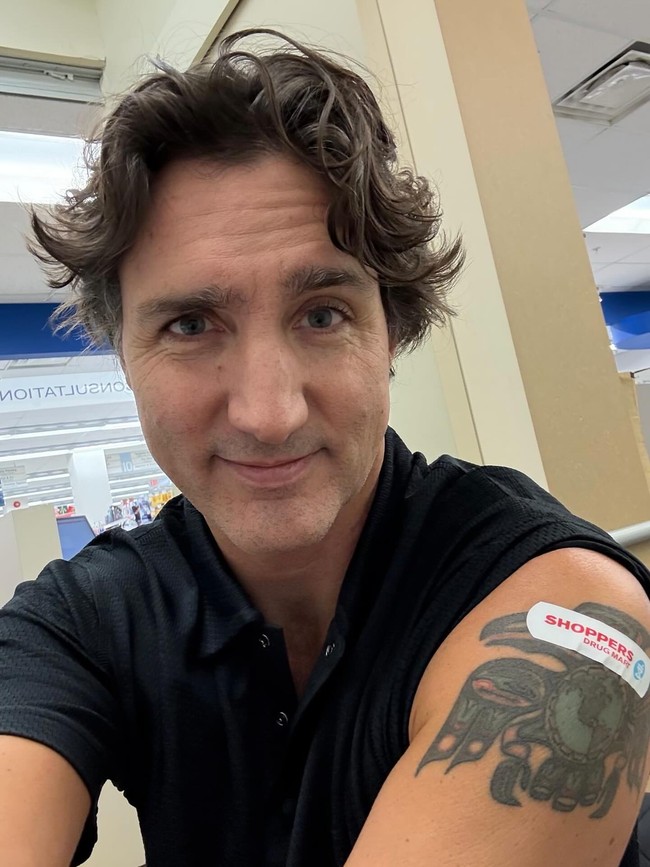 Perubahan gaya Justin Trudeau memang tidak drastis. Dalam banyak kesempatan, ia memilih atasan bernuansa netral. Namun sejumlah orang tampaknya masih belum terbiasa, termasuk saat ayah tiga anak itu menampilkan tatonya. Foto: Instagram