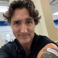 Perubahan gaya Justin Trudeau memang tidak drastis. Dalam banyak kesempatan, ia memilih atasan bernuansa netral. Namun sejumlah orang tampaknya masih belum terbiasa, termasuk saat ayah tiga anak itu menampilkan tatonya. Foto: Instagram