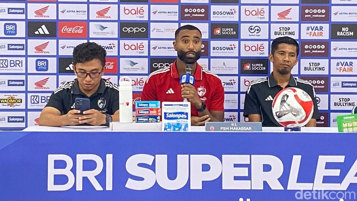 Kapten PSM Makassar Yuran Fernandes dan karetaker Ahmad Amiruddin usai laga melawan Persik Kediri di Stadion Gelora BJ Habibie.