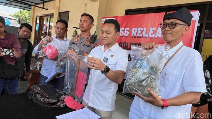 Kasatreskim Polresta Banyuwangi Kompol Lanang Teguh Pambudi saat gelar barang bukti di Polsek Banyangi Kota