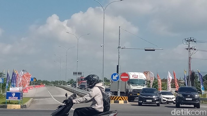 Keributan yang berakhir dengan penganiayaan di exit tol Prambanan, Klaten, menjadi viral. Begini penuturan korban dan polisi.