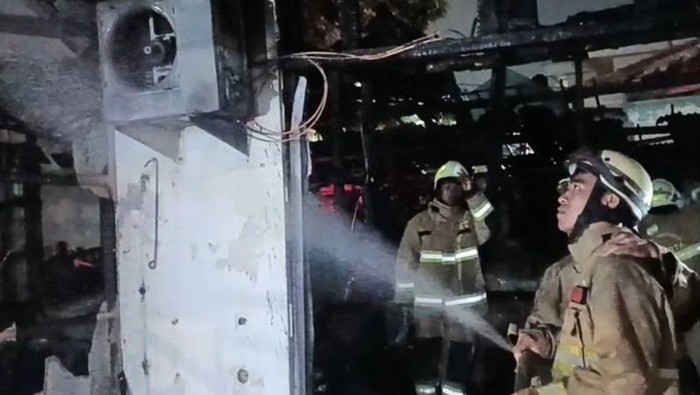 Kebakaran Hanguskan 4 Kios di Pulogebang Jaktim