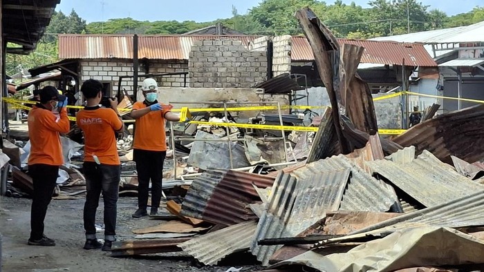 Tim Inafis Polda Jatim menyisir puin-puing di Pasar Baru Tuban yang terbakar
