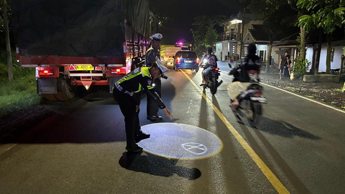 Polisi olah TKP di jalan raya Dusun Gadungan, Desa Klatakan, Kecamatan Tanggul, Jember lokasi kecelakaan