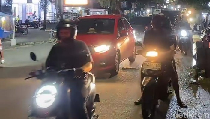 Kemacetan terjadi di Jalan Batua Raya mengarah ke Toddopuli, Makassar hingga 1 kilometer.