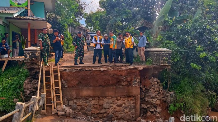 Kepala Dinas Pekerjaan Umum (DPU) Kabupaten Sukabumi, Uus Pirdaus, saat meninjau Jembatan Linggamanik yang putus di Jampangtengah