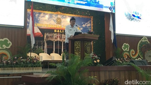 Sekretaris Utama Kemendukbangga/ BKKBN, Budi Setiyono dalam acara Simposium Nasional Kependudukan Tahun 2026 di Universitas Udayana, Jimbaran, Badung, Kamis (23/4/2026).