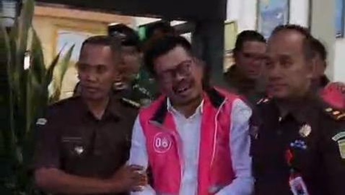 Ketua DPRD Magetan Suratno mewek nangis saat hendak dijebloskan ke Rutan Kelas II B Magetan
