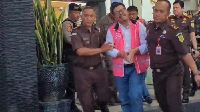 Ketua DPRD Magetan Suratno mewek nangis saat hendak dijebloskan ke Rutan Kelas II B Magetan
