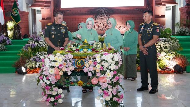Ketua Pengurus Daerah V/Brawijaya, Vira Rudy Saladin membuka acara Peringatan HUT ke-80 Persit Kartika Chandra Kirana 2026.