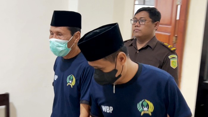 Kiai Masduki dan anaknya, Faisol Subhan Hadi usai menjalani sidang putusan kasus pencabulan santriwati jilid 2 di PN Trenggalek