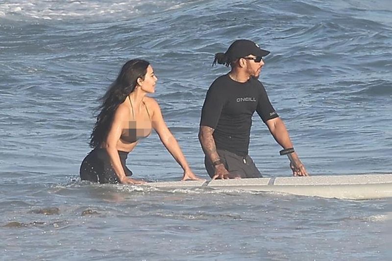 Kim Kardashian dan Lewis Hamilton terciduk bermesraan di Pantai Malibu.