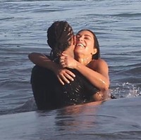 Makin Lengket, Kim Kardashian & Lewis Hamilton Terciduk Mesra di Pantai