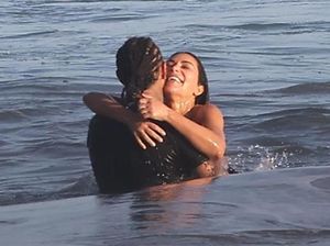 Most Pop: Kim Kardashian & Lewis Hamilton Makin Lengket, Mesra di Pantai