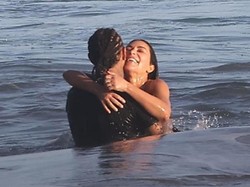 Makin Lengket, Kim Kardashian & Lewis Hamilton Terciduk Mesra di Pantai