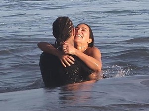 Most Pop: Kim Kardashian & Lewis Hamilton Makin Lengket, Mesra di Pantai