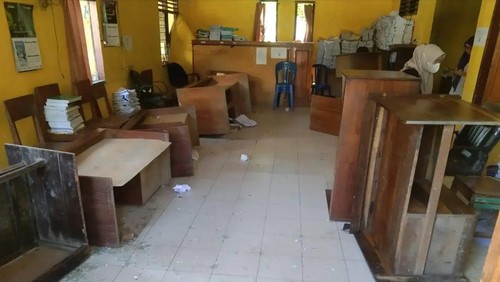 Kondisi ruangan di kantor DPMDes Kabupaten Bima, NTB yang dirusak sekelompok massa pada Kamis (23/4/2026) (Istimewa)