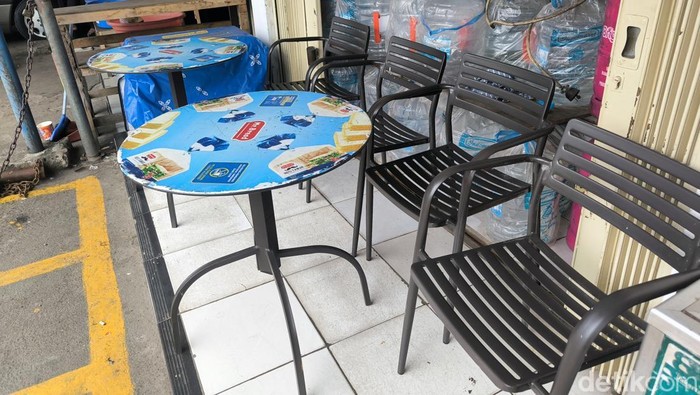 Kursi besi minimarket