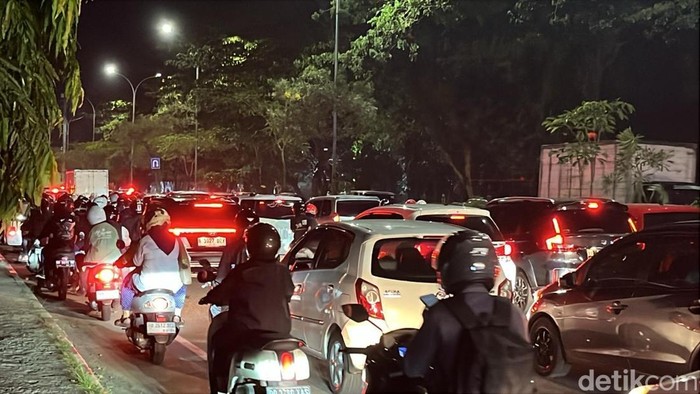 Lalu lintas di Jalan Urip Sumoharjo menuju Perintis Kemerdekaan macet malam ini.