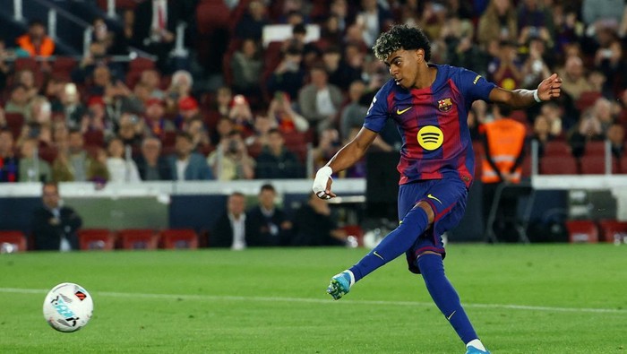 Soccer Football - LaLiga - FC Barcelona v Celta Vigo - Spotify Camp Nou, Barcelona, Spain - April 22, 2026 FC Barcelonas Lamine Yamal scores their first goal from the penalty spot REUTERS/Albert Gea     TPX IMAGES OF THE DAY