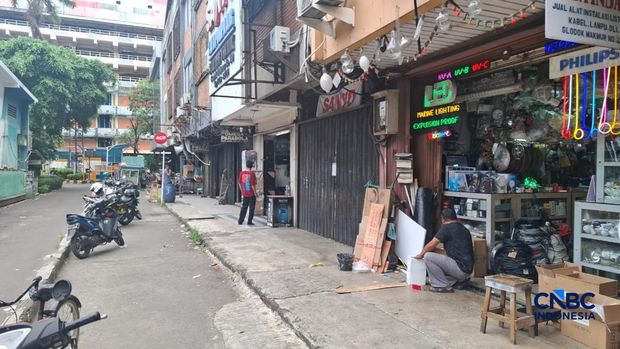 Listrik di Pusat Elektronik Glodok kembali menyala secara merata di Jakarta, Kamis (23/4/2026) sore ini. (CNBC Indonesia/Chandra Dwi Pranata)