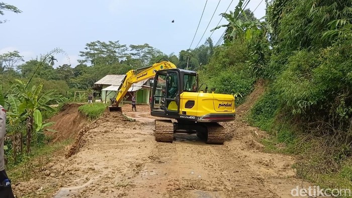 Longsor menutup akses ke Gunung Padang