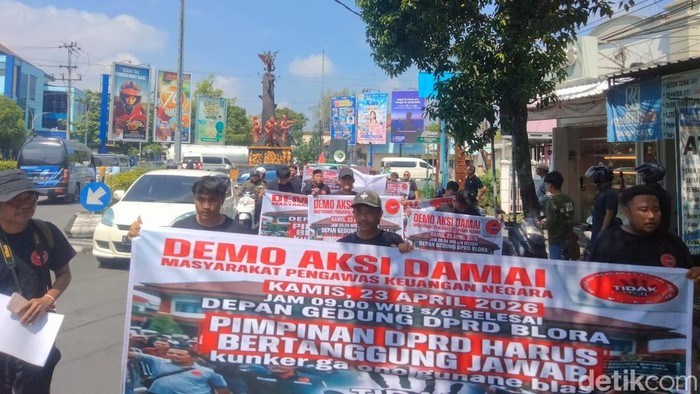 Massa demo di depan gedung DPRD Blora, Kamis (23/4/2026).