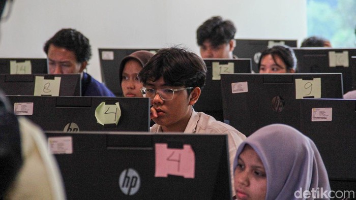 UTBK SNBT di Universitas Negeri Jakarta pada Kamis (23/4/2026) berlangsung kondusif dan tertib. Peserta mengikuti ujian sesuai prosedur dengan pengawasan petugas.