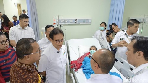 Menkes Budi Gunadi Sadikin, saat meninjau pasien-pasien di RSUP Ben Mboi Kupang, Kamis (23/4/2026). Foto: Simon Selly/detikBali
