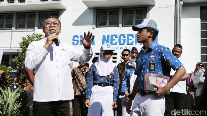 Menko Bidang Pangan, Zulhas, saat berkunjung ke SMAN 1 Semarang, Kecamatan Semarang Selatan, Kota Semarang.