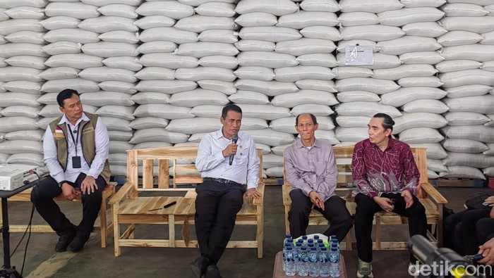 Mentan Amran Sulaiman ajak beberapa pengamat ke Gudang Bulog di Karawang, Jawa Barat. Pamer stok beras tembus 5 juta ton.
