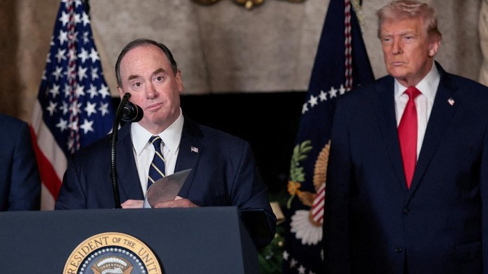 Menteri Angkatan Laut AS, John Phelan (foto atas, kiri), berbicara setelah Presiden Donald Trump mengumumkan armada baru Angkatan Laut bernama Golden Fleet di Mar-a-lago di Palm Beach, Florida, AS, 22 Desember 2025. (Reuters)
