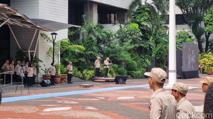 Menteri Sosial (Mensos) Saifullah Yusuf menggelar apel hari ulang tahun (HUT) ke-22 Tagana. (Taufiq/detikcom).