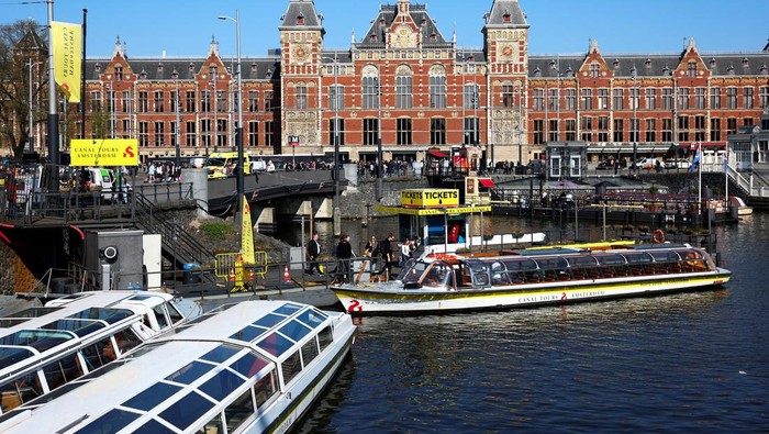 Tour boats in front of the Central Station in Amsterdam, Netherlands, March 19, 2026. REUTERS/Piroschka van de Wouw