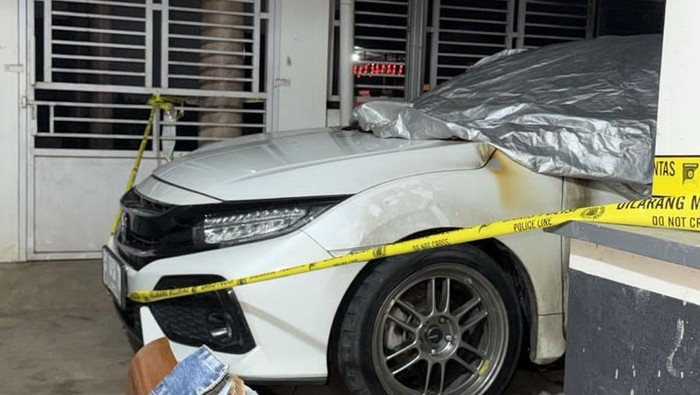 Mobil civic putih miliknya yang terbakar di rumahnya, Desa Purwasaba, Kecamatan Mandiraja, Kabupaten Banjarnegara, Kamis (23/4/2026).