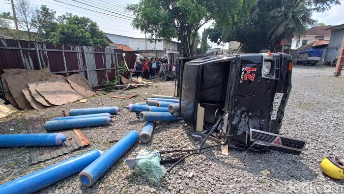 Kondisi kendaraan yang terlibat kecelakaan lalulintas di jalan raya Purwokerto-Patikraja, Desa Kedungwringin, Kabupaten Banyumas, Kamis (23/4/2026).