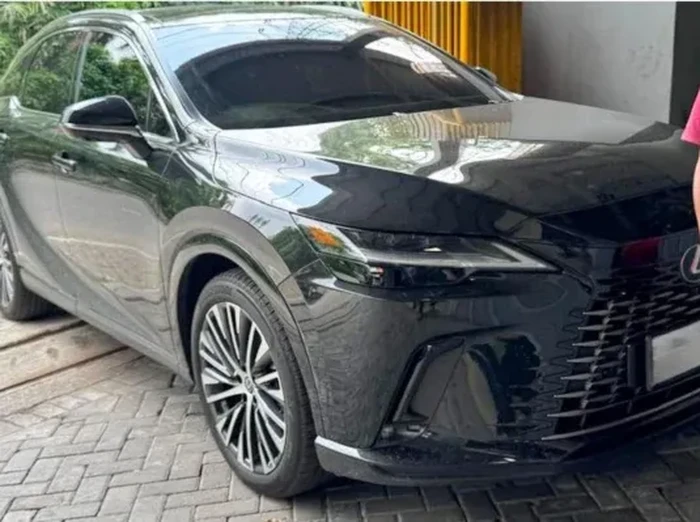 Mobil mewah warga Surabaya yang hendak ditarik paksa debt collector.