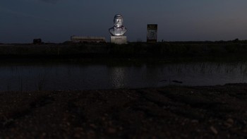 Kehadiran karya seni tersebut menambah perhatian di sekitar fasilitas utama SpaceX, yang selama ini menjadi pusat pengembangan teknologi roket dan eksplorasi luar angkasa. REUTERS/Carlos Barria