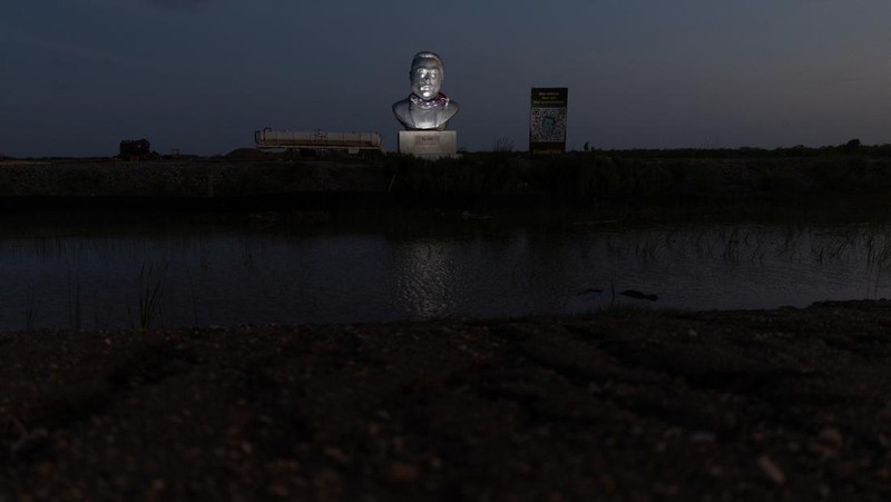 Sebuah mural dan patung yang menggambarkan Elon Musk menjadi sorotan di kawasan Starbase, di tengah meningkatnya perhatian publik terhadap rencana perusahaan antariksa SpaceX yang dikabarkan bersiap melangkah ke penawaran umum perdana atau IPO. REUTERS/Carlos Barria