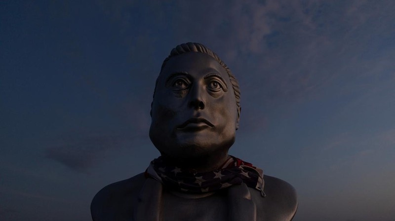 Sebuah mural dan patung yang menggambarkan Elon Musk menjadi sorotan di kawasan Starbase, di tengah meningkatnya perhatian publik terhadap rencana perusahaan antariksa SpaceX yang dikabarkan bersiap melangkah ke penawaran umum perdana atau IPO. REUTERS/Carlos Barria