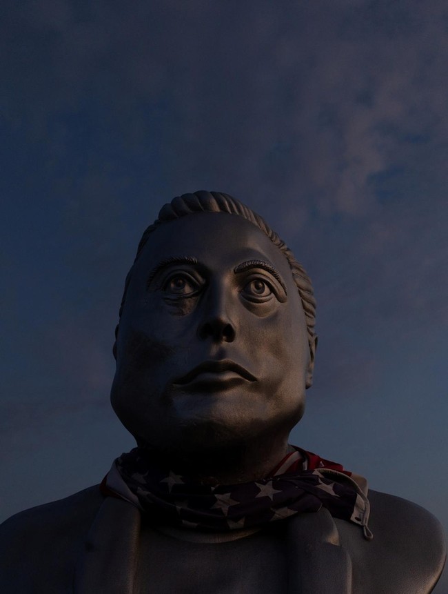 Patung dan Mural Elon Musk Hiasi Starbase, SpaceX Bersiap IPO