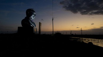 Sebuah mural dan patung yang menggambarkan Elon Musk menjadi sorotan di kawasan Starbase, di tengah meningkatnya perhatian publik terhadap rencana perusahaan antariksa SpaceX yang dikabarkan bersiap melangkah ke penawaran umum perdana atau IPO. REUTERS/Carlos Barria