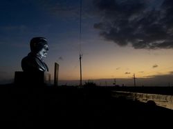 Patung dan Mural Elon Musk Hiasi Starbase, SpaceX Bersiap IPO