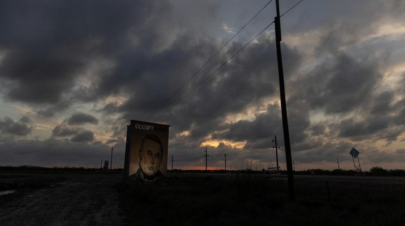 Sebuah mural dan patung yang menggambarkan Elon Musk menjadi sorotan di kawasan Starbase, di tengah meningkatnya perhatian publik terhadap rencana perusahaan antariksa SpaceX yang dikabarkan bersiap melangkah ke penawaran umum perdana atau IPO. REUTERS/Carlos Barria