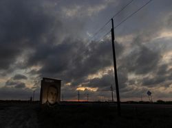 Patung dan Mural Elon Musk Hiasi Starbase, SpaceX Bersiap IPO