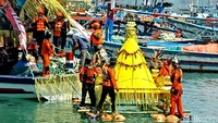 Ketua Panitia Larung Sembonyo, Wanto, mengatakan tumpeng dan aneka hasil bumi selanjutnya dibawa ke tengah laut dengan ditarik kapal nelayan.