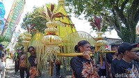 Upacara adat diawali dengan kirab tumpeng agung dan aneka hasil bumi dari kantor Kecamatan Watulimo menuju Pelabuhan Perikanan Nusantara (PPN) Prigi di Desa Tasikmadu. Kirab diikuti oleh para pemangku adat serta masyarakat nelayan.