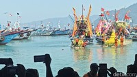 Tiba di pelabuhan prosesi dilanjutkan dengan doa dan pembacaan sejarah pembukaan kawasan Prigi menjadi pusat ekonomi dan perkampungan oleh Tumenggung Yudo Negoro.