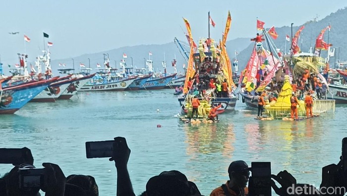 Musim Paceklik Ikan, Nelayan Prigi Trenggalek Tetap Gelar Upacara Adat Larung Sembonyo