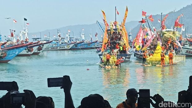 Musim Paceklik Ikan, Nelayan Prigi Trenggalek Tetap Gelar Upacara Adat Larung Sembonyo